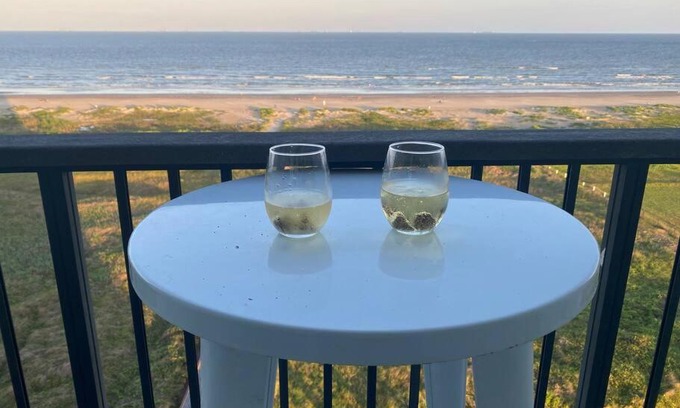 Galveston Apartment | Stunning 8th floor View of the Beach - Islander East Studio
