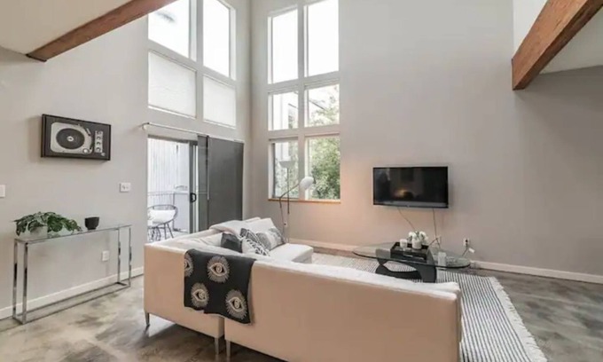 Oakland Condo | Stunning Airy Industrial 2 Bedroom/Bath Loft