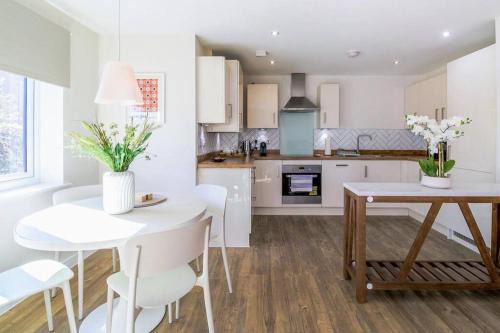 Milton Keynes Apartment | Stunning Apartment with Free Parking, Balcony, Fast WiFi, and Smart TV by Yoko Property