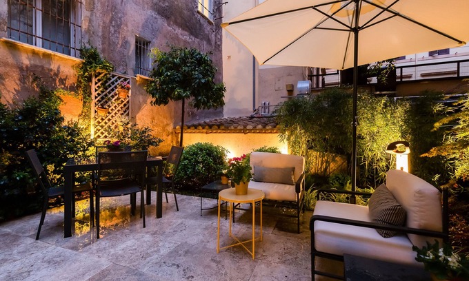 Rione III Colonna Apartment | Stunning Apartment With Private Garden