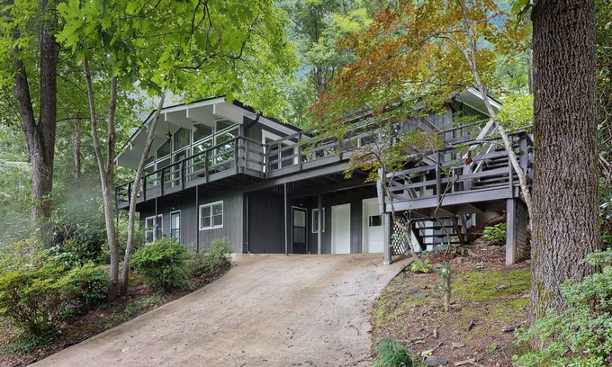 Waynesville House | Stunning away from it all mountain view home with large relaxing deck