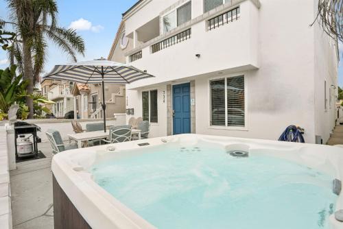 South Mission Beach House | Stunning Beach Delight with Hot Tub, Fire Pit, Parking & Walk to Beach!