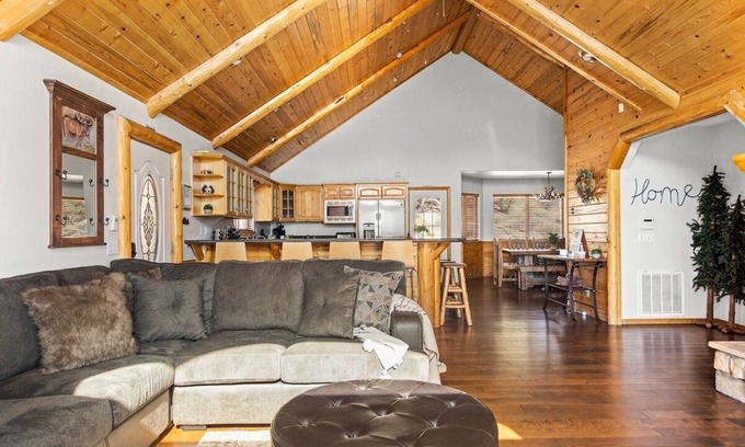 Castle Glen Estates House | Stunning Big Bear Retreat | Hot Tub | Arcade