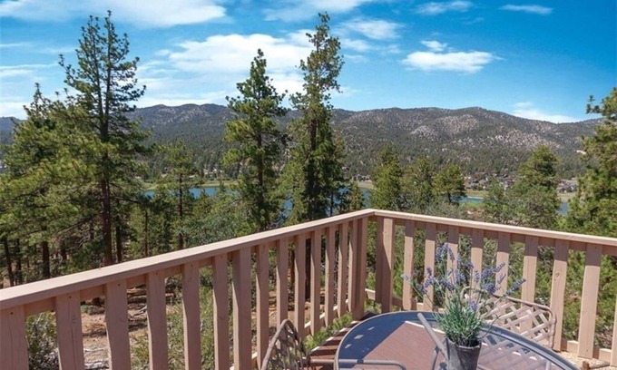 Castle Glen Estates Cabin | Stunning Big Bear Retreat | Amazing View | HotTub!
