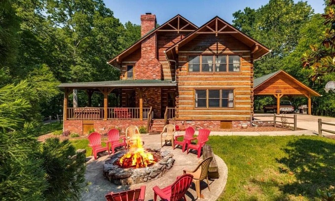 Hendersonville Cabin | Stunning Cabin Nestled in the Woods Near Nashville