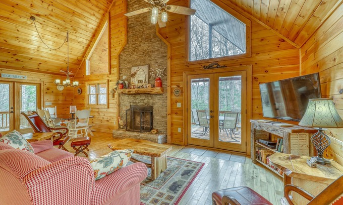 Mineral Bluff Cabin | Stunning cabin w/private hot tub, game room, & expansive deck - great view