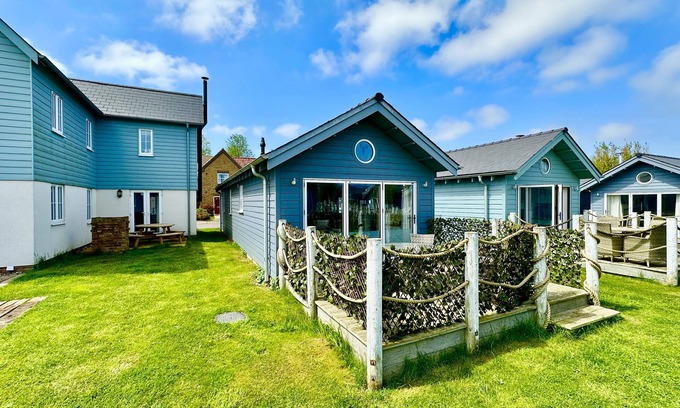 Filey Cottage | Stunning Coastal Beach House - Sleeping 4 in 2 Bedrooms - Pool and Beach Access Included.