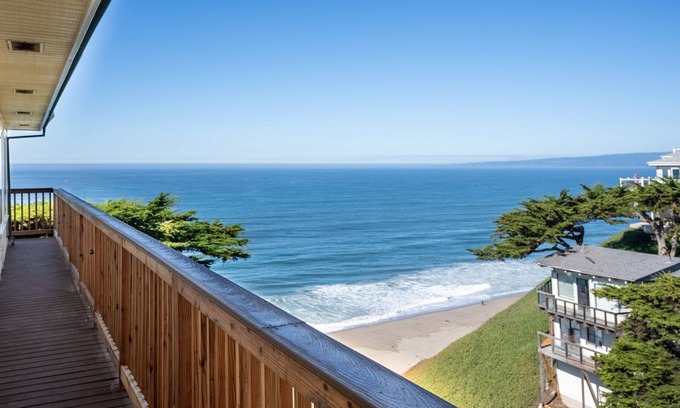 La Selva Beach Cottage | Stunning Coastal Cottage w/Panoramic Views of Monterey Bay! 6 Miles from Town