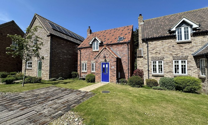 Filey Cottage | Stunning Coastal Cottage - Sleeping 5 in 2 Bedrooms - Pool and Beach Access Included.