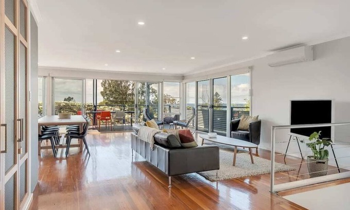 Wombarra House | Stunning Coastal Home /Views /1 Hour From Sydney