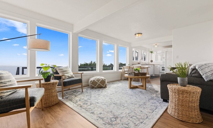 Tillamook House | Stunning Coastal Views, *Pet Friendly*, Overlooking Oceanside Beach State Park, New Décor Throughout