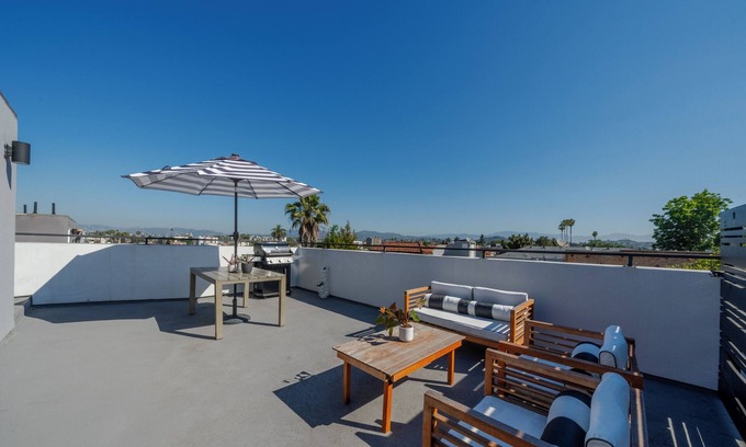 Westlake Condo | Stunning Contemporary Townhome in Central LA on Border of Silverlake & Echo Park