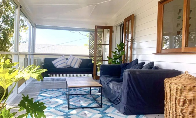 Yamba House | Stunning couples luxury beach house! Walk everywhere! wifi+fire+parking+garden!