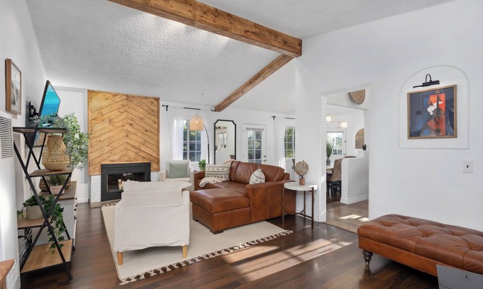 Riverview West House | Stunning, Cozy, Private Backyard Lush Oasis with Pool! BBQ, 14 Mins to Disney