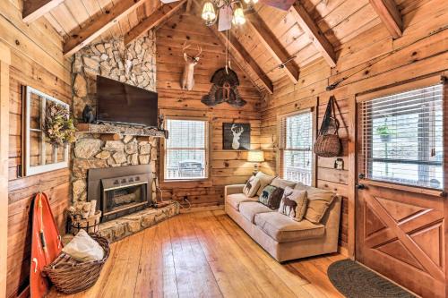Walnut Mountain House | Stunning Ellijay Cabin with Community Amenities
