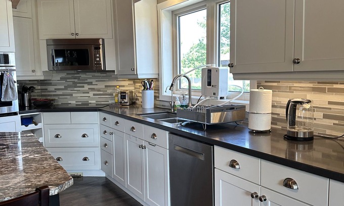 Innisfil Ski Chalet | Stunning estate on 4 acres, in ground pool, hot tub, gym & fully fenced & gated