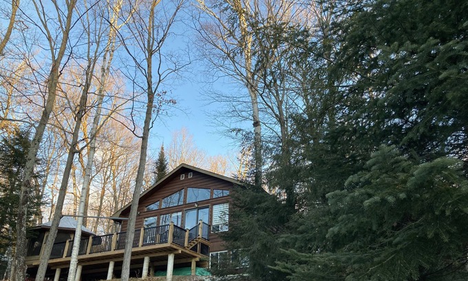 Harcourt Cottage | Stunning Fall Colours, Lake and Forest view, hiking.