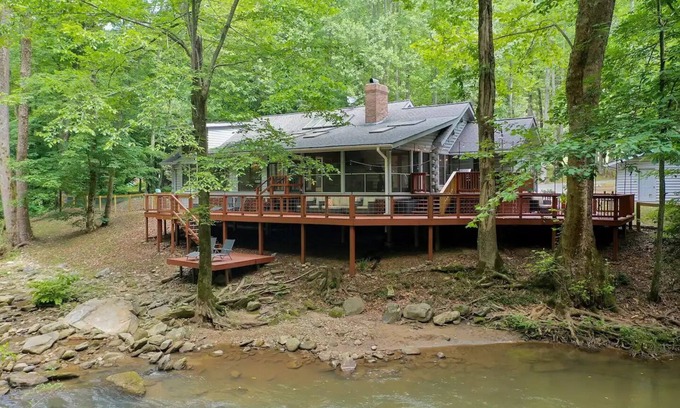Lynn House | Stunning Farmhouse Log Cabin RIVER!