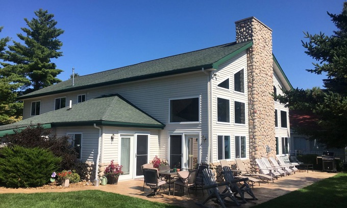 Houghton Lake House | Stunning Five Bedroom Lakefront Home on Houghton Lake, Michigan