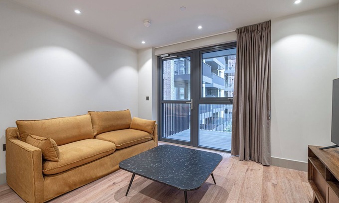 Tottenham Hale Apartment | Stunning Flat in North London