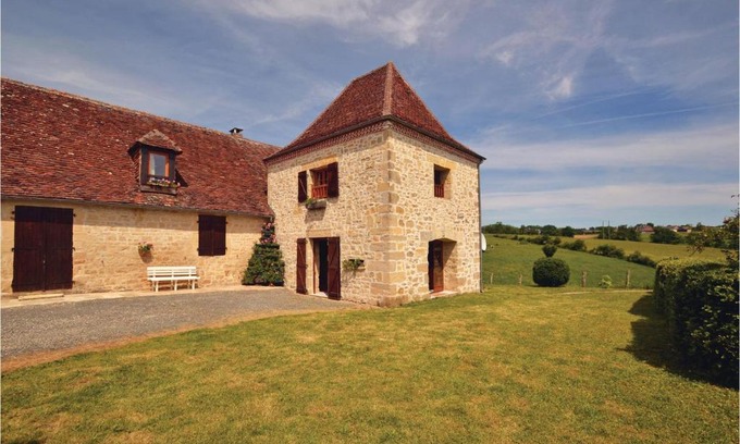 La Chapelle-Saint-Jean House | Stunning Home In La-Chapelle-Saint-Jean