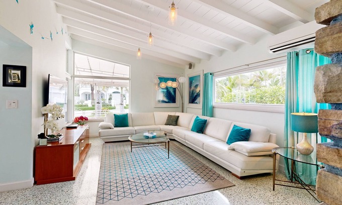 Birch Park Finger Streets House | Stunning home close to beach with large parking area, backyard, full kitchen