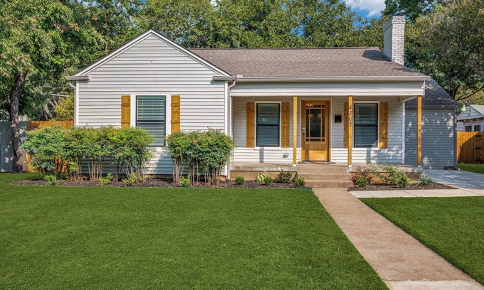 Dallas House | Stunning home centrally located by Bluffview