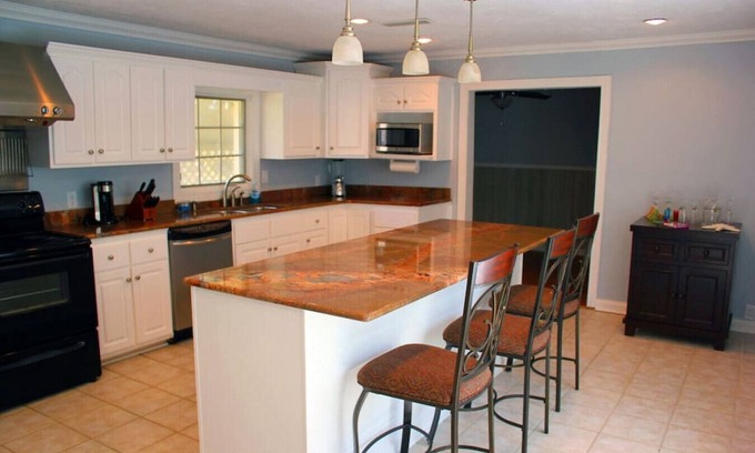 Tougaloo House | Stunning Home In A Leafy And Quiet Neighborhood