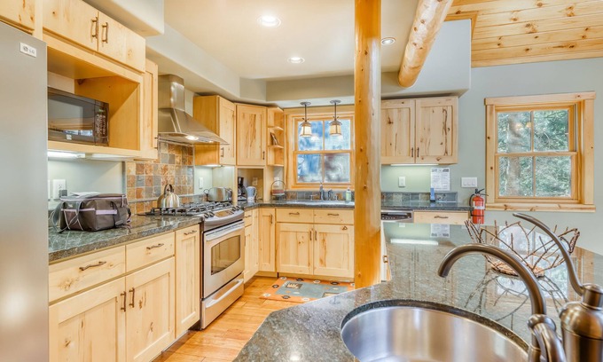 Serene Lakes House | Stunning home in quiet neighborhood with 2 gas stoves