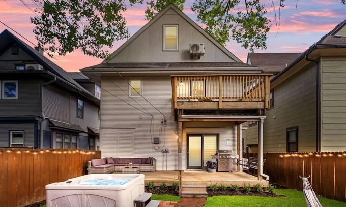 Southmoreland House | Stunning KC 6 Bdrm Home w/Hot Tub/Game Room/GYM