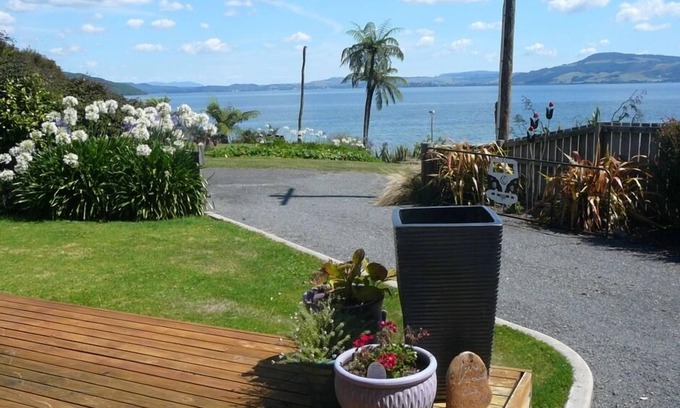 Hamurana House | Stunning Lake Front Views with Private Garden