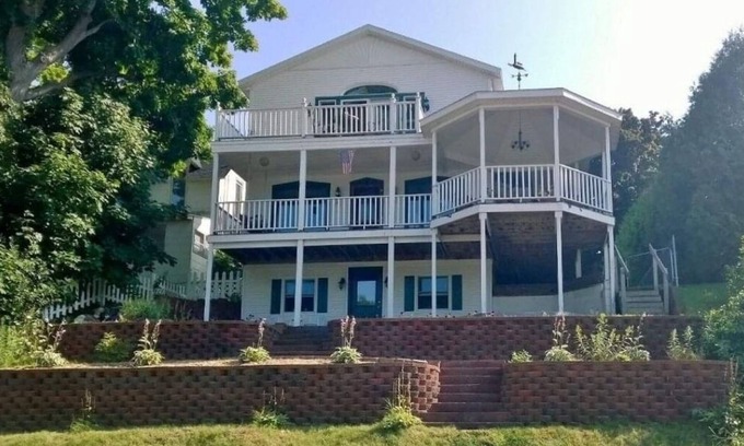 Petoskey House | Stunning Lake Michgan Views & Sunsets. Walk To Waterfront, Restaurants & Shops