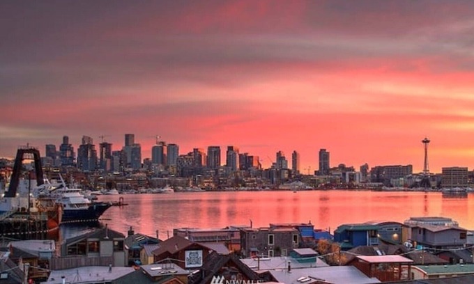 Eastlake House | *Stunning Lake Views 3B2B w/Space Needle view