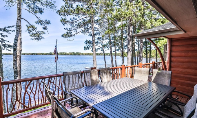 Woodruff House | Stunning lakefront house with kayaks, paddleboard & washer/dryer