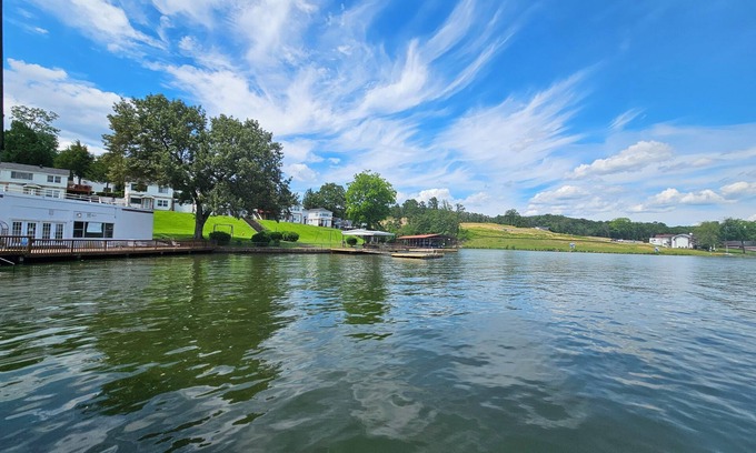 Hot Springs Condo | Stunning Lakefront Condo on Lake Hamilton with Year-Round Views
