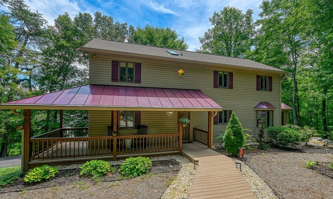 Livingston House | Stunning lakefront house with view, Free Wifi and secluded swimming area