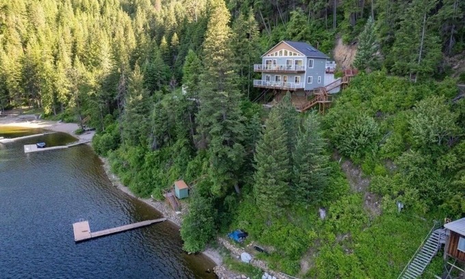Loon Lake House | Stunning lakefront views in a serene and relaxing cove on Deer Lake.