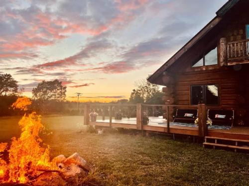 Ironwood Ski Chalet | Stunning Log Cabin Getaway at The Hannu Haus