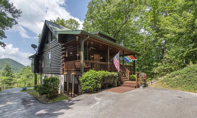 Rabun Gap Cabin | Stunning Log Cabin with Scenic Mountain Views 🌄