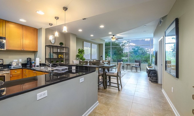 South Eola Condo | Stunning & Luxurious 2bed / 2Bath Condo with open floor plan - Downtown Orlando.