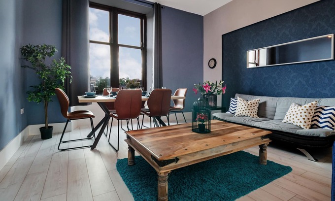 Glasgow Apartment | Stunning luxurious apartment close tp city centre and walking distance to subway.