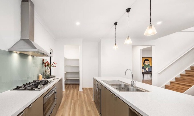 Sunbury House | Stunning Luxury, Breathtaking View. Close to the Airport and Freeways.