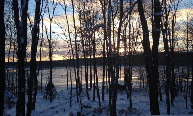 Locust Lake Village House | Stunning Luxury LAKEFRONT – Hot Tub, Dock, Sunsets, Sauna – Minutes to Skiing