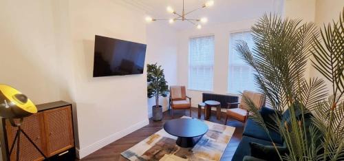 Manchester House | Stunning Luxury Spacious Holiday Home - 5 Bedrooms - Rest & Recharge in Manchester