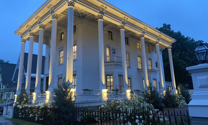 Saratoga Springs House | Stunning Mansion in the center of town