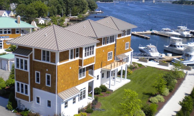 Sturgeon Bay Cottage | Stunning Marina Cottage - ON WATER