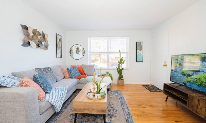 Airport Township Apartment | Stunning Modern Apartment with King Bed - 5 Mins to Creve Coeur Lake