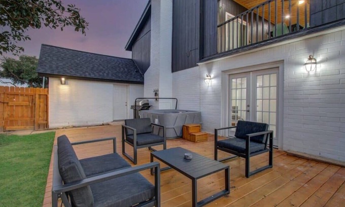 Houston House | Stunning Modern Dream Home |5-BD/2.5-BA, Sleeps 14