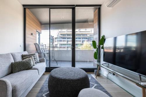 Richmond North Apartment | Stunning Modern Style with a Gym, Pool and Spa