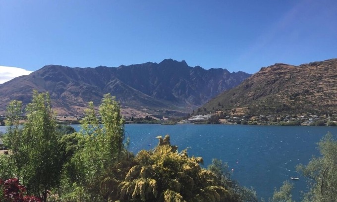 Frankton House | Stunning Mountain and Lake Views